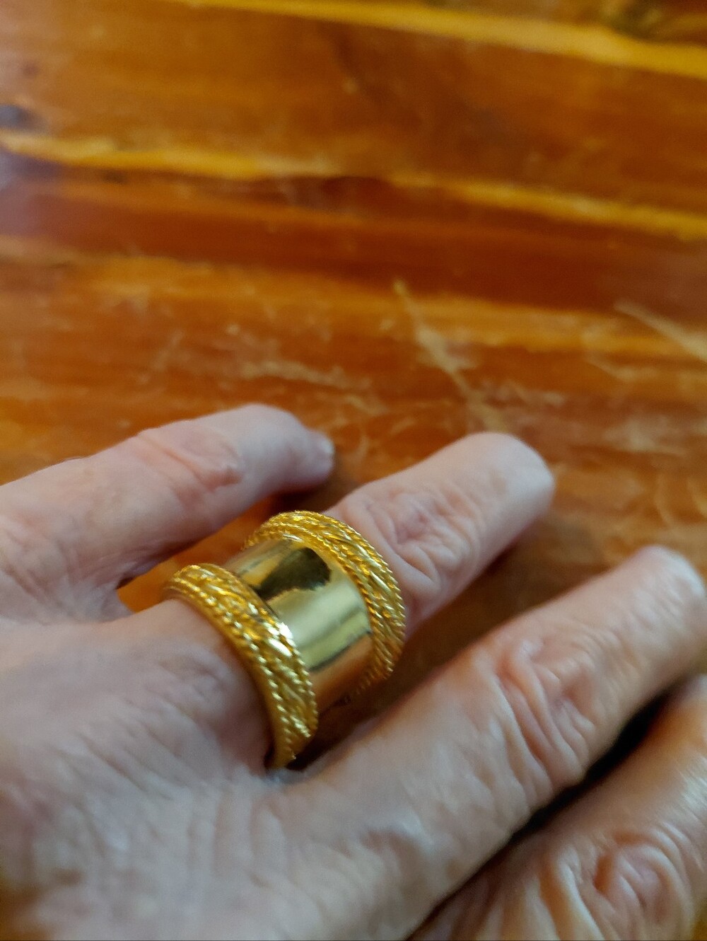 EUC Sundance "GOLD CIGAR" RING SIZE 6